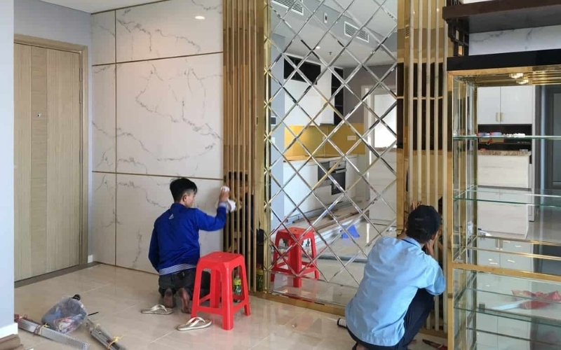 Cách lắp đặt nẹp inox vách kính chuẩn kỹ thuật