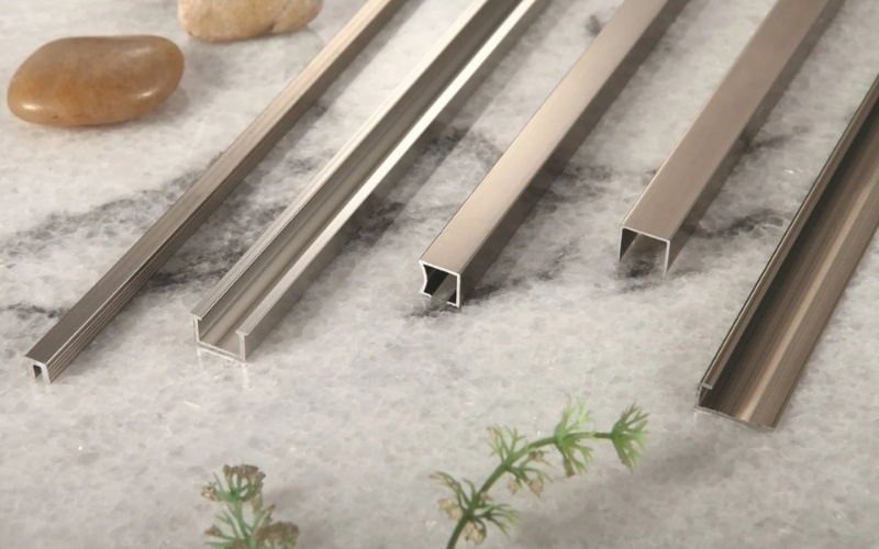 Nẹp inox sàn gỗ là thanh kim loại được sản xuất từ thép không gỉ