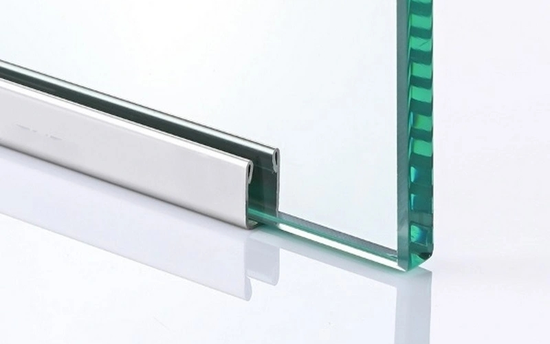 Nẹp inox kính cường lực là những thanh nẹp định hình dùng để cố định chắc chắn tấm kính với mặt sàn bê tông