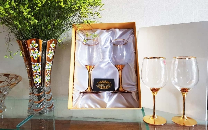 Ứng dụng của Ly Thủy Tinh mạ vàng