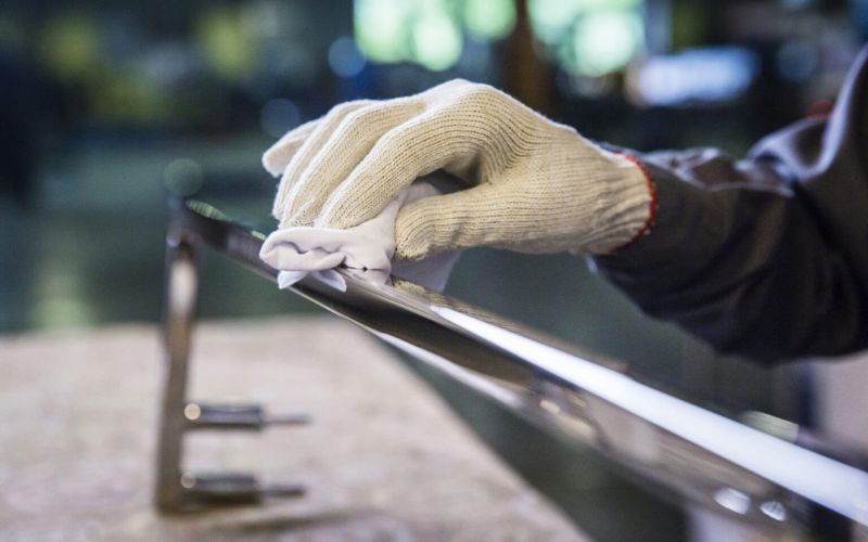 Hóa chất tẩy rửa kim loại là những sản phẩm hóa học được thiết kế để làm sạch bề mặt kim loại