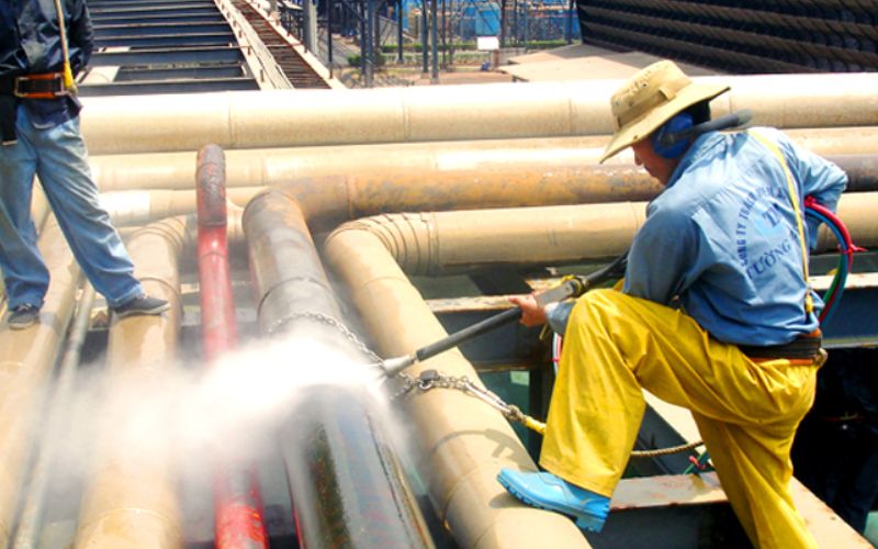 Những lưu ý cần biết khi sử dụng hóa chất tẩy rửa bề mặt kim loại