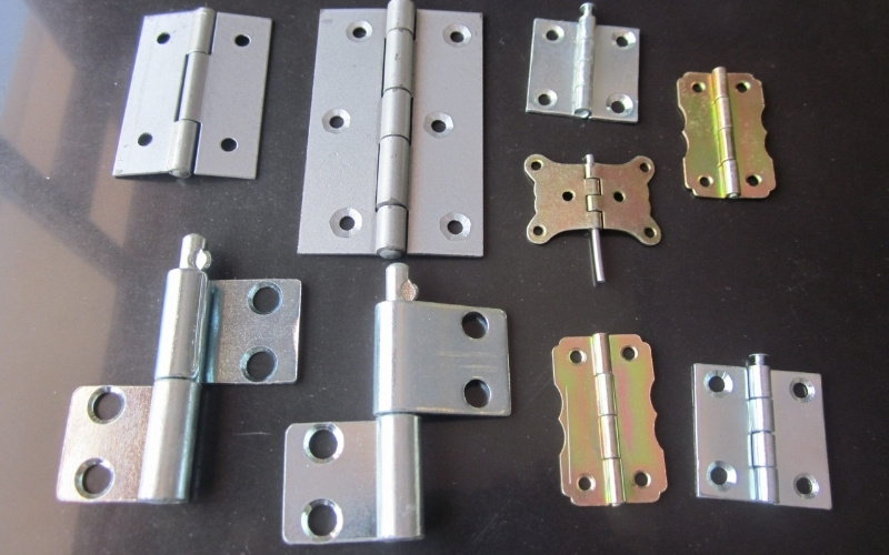 Bản lề cánh bướm là loại bản lề âm dương với hai lá bán nguyệt lồng ghép