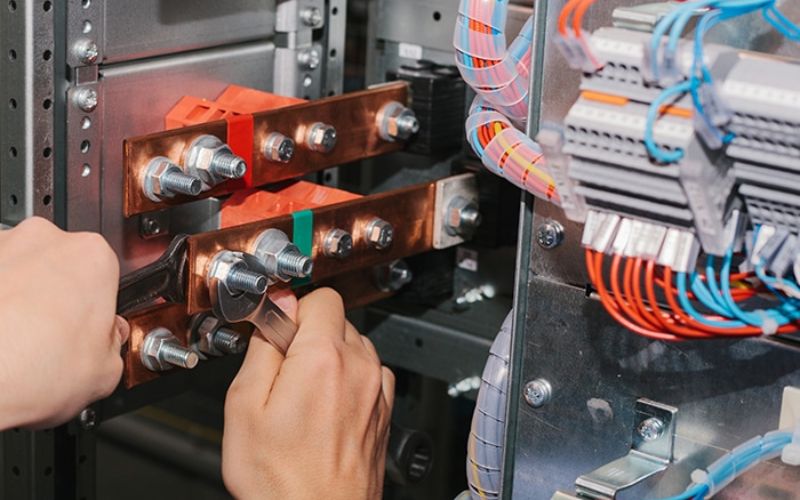 Cách lắp đặt và bảo trì hệ thống Busbar