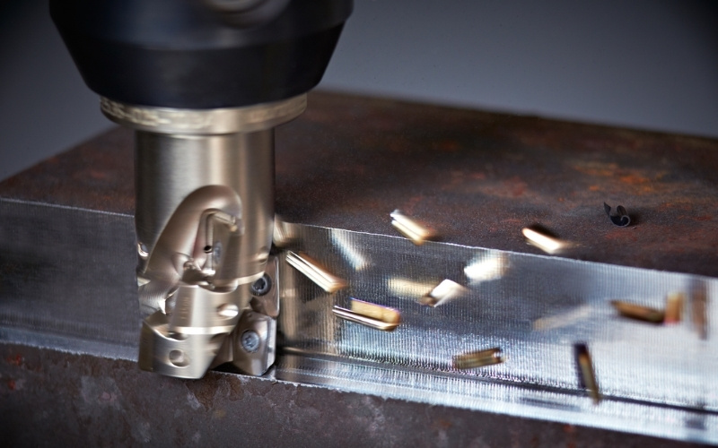 Gia công cắt gọt kim loại là phương pháp sử dụng dụng cụ để loại bỏ vật liệu thừa