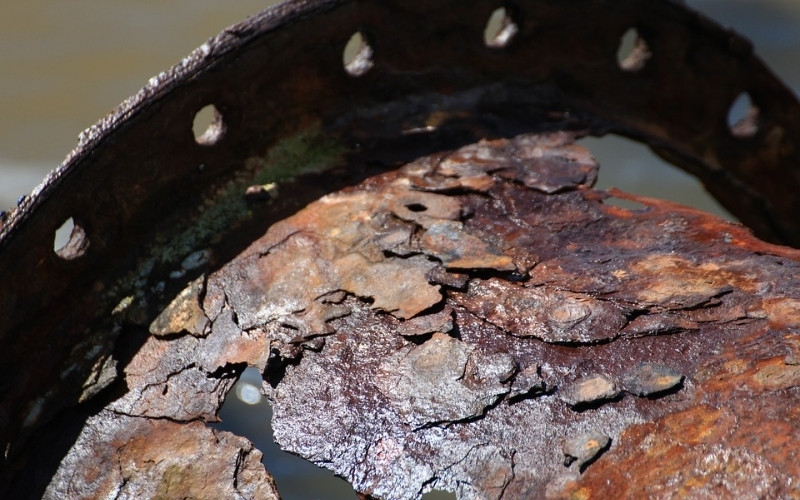 Cách nhận biết khi kim loại tiếp xúc với chất ăn mòn