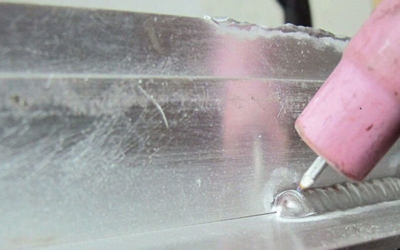 Việc xử lý mối hàn là bước quan trọng để đảm bảo chất lượng và độ bền của inox