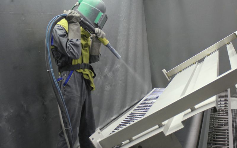 Xử lý bề mặt kim loại là quy trình tác động trực tiếp lên lớp ngoài của kim loại