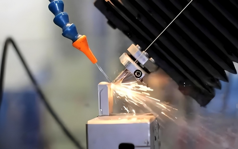 Gia công cắt dây EDM hay còn gọi là gia công phóng điện hoặc gia công tia lửa điện