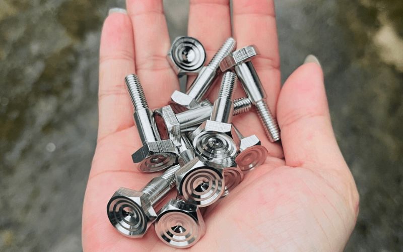 Xi ốc xe máy là quá trình phủ một lớp kim loại mỏng lên toàn bộ bề mặt ốc vít xe máy