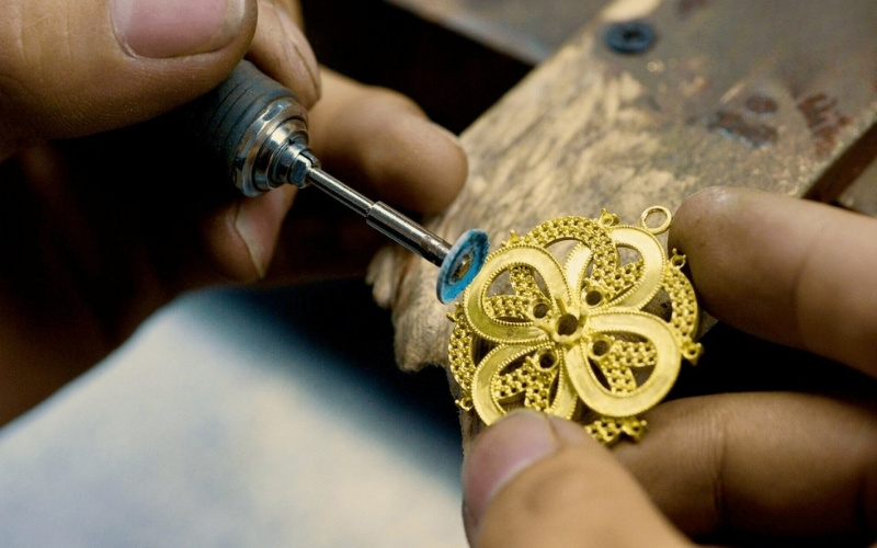 Xi mạ vàng là quá trình sử dụng dung dịch chứa vàng để phủ một lớp vàng mỏng lên bề mặt kim loại